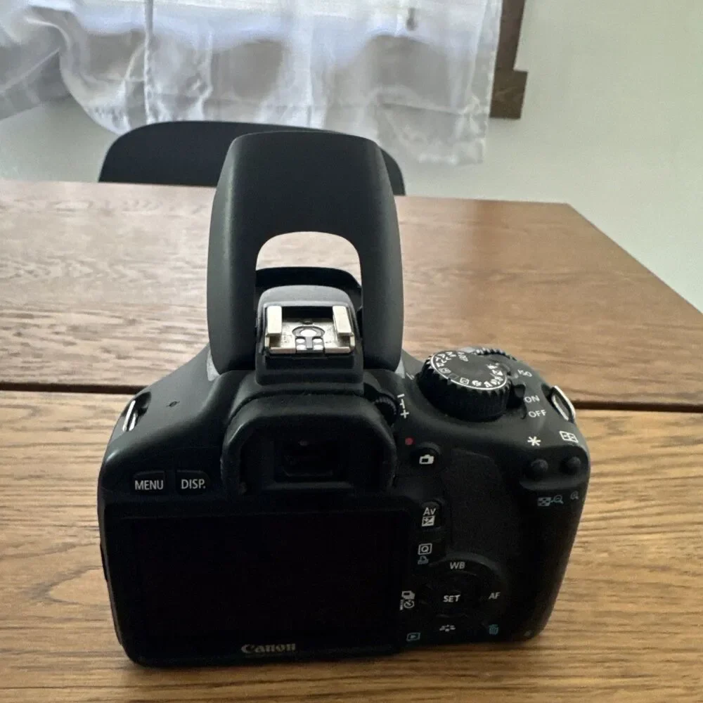 Canon EOS Rebel T2i 18.0MP Digital SLR DSLR Camera 29,850 Shutter Count